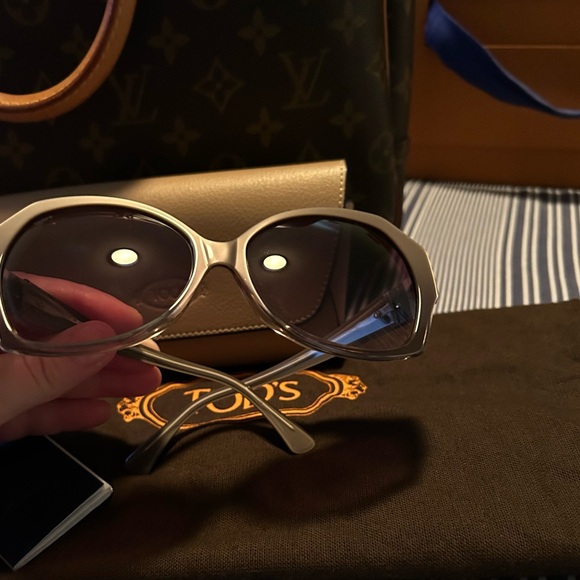Authentic stylish,fun n beautiful Tod’s sunglasses c/w d bag n case, booklet ❤️ - Picture 9 of 14